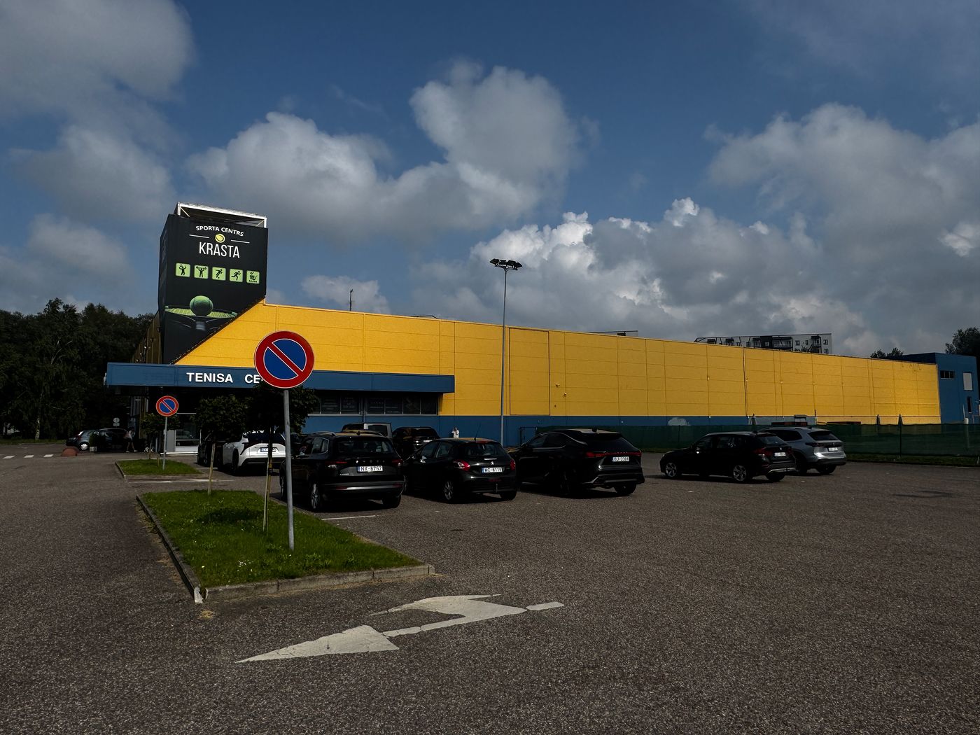 Bezmaksas autostāvvieta pie sporta centra ieejas